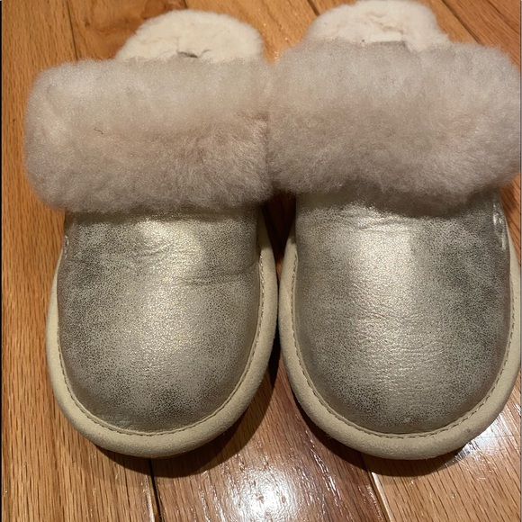 Ugg Cozy II Gold Slippers, Size 3 Girls - Picture 1 of 4